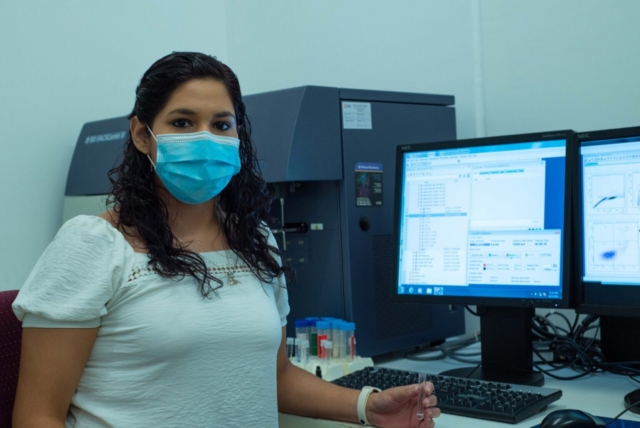 Dra. Liliana del Rocío Torres-López analizando las muestras por citometría de flujo.