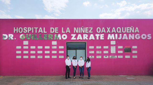 Imagen 1. Parte del equipo de trabajo de campo para el registro y seguimiento de pacientes pediátricos con leucemia en el Hospital de la Niñez Oaxaqueña. Coordinadora de campo: Alma Luna Silva.