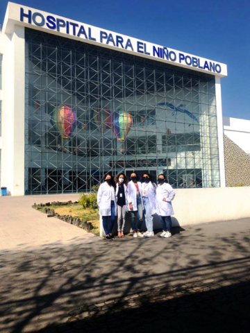 Imagen 6. Parte del equipo de trabajo de campo para el registro y seguimiento de pacientes pediátricos con leucemia en el Hospital para el Niño Poblano.