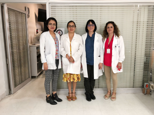 Imagen 12. Colaboradoras:  Dra. Karina Martínez (Hematología), Dra. Vanesa Terán (Oncología) y Dra. Patricia Zagoya (Jefa de Hematología) en el IMSS San José.