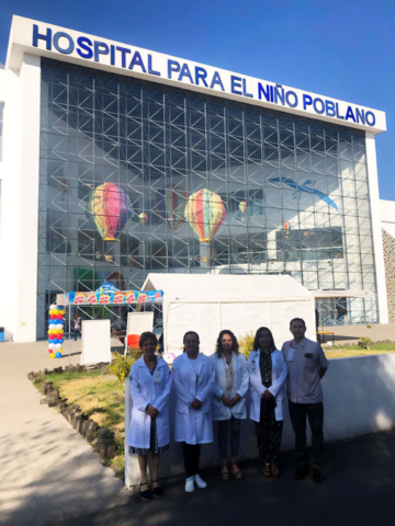 Imagen 13. Colaboradores:  Dra. Rocío Cortés (Enseñanza), Dra. Andrea Huerta (Oncología), Dra. Raquel Hernández (Hematología) y Dr. Miguel Garrido (Jefe Oncología) en el Hospital para el Niño Poblano.