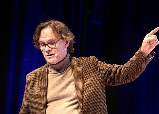 Catedrático de IA en la UPC y director del Grupo de Inteligencia Artificial de Alto Rendimiento del Centro de Supercómputo de Barcelona